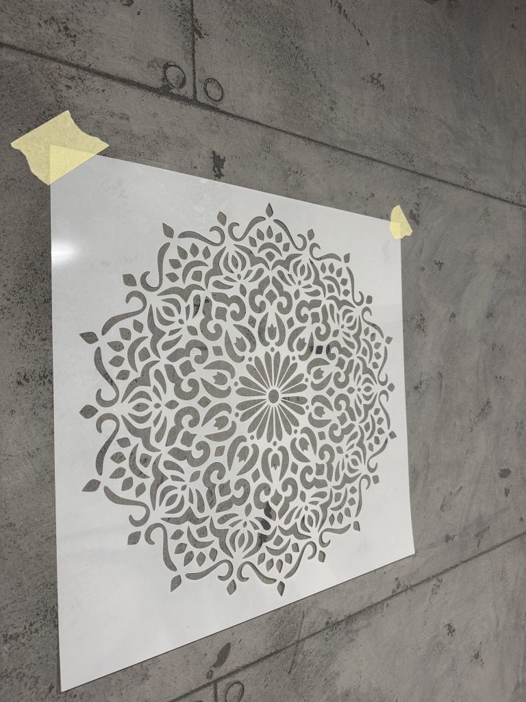 Stencil šablona debljine 300 mikrona (0.3 mm), fleksibilna i pogodna za sitne ornamentalne detalje i neravne podloge
