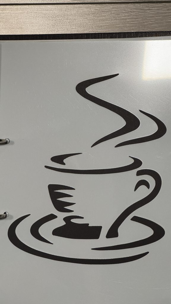 Stencil s ilustracijom salice kave za dekoraciju zidova ili izloga