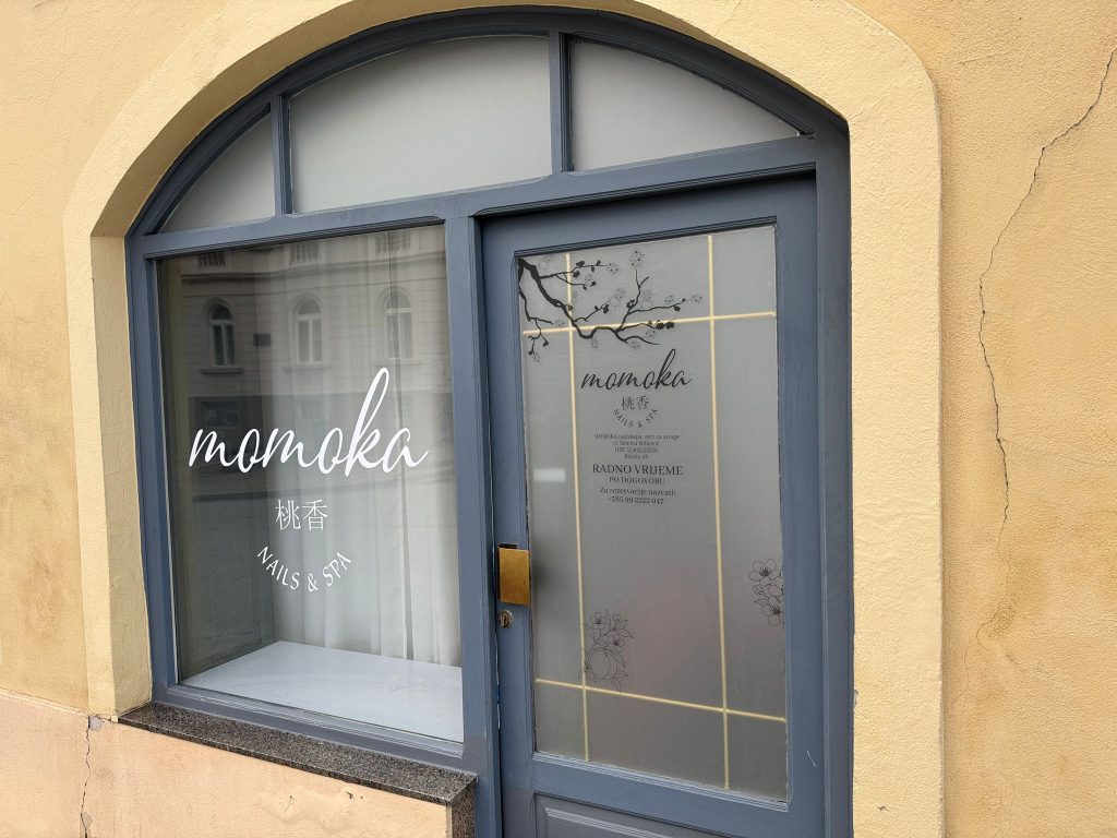 Obljepljivanje izloga pjeskarenom folijom s logotipom i radnim vremenom poslovnog prostora