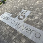 Laserska šablona s logotipom Grupo Calderón y Vera pripremljena za precizno bojanje na otvorenom prostoru