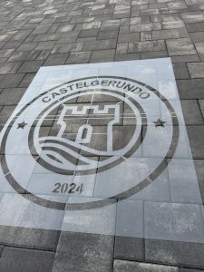 Velika logo šablona Castelgerundo s motivom dvorca izrađena za vanjski prostor