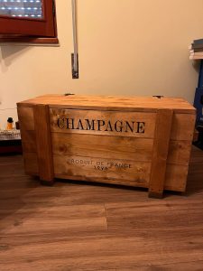 Šablona za natpis Champagne korištena za dekorativno označavanje drvene škrinje