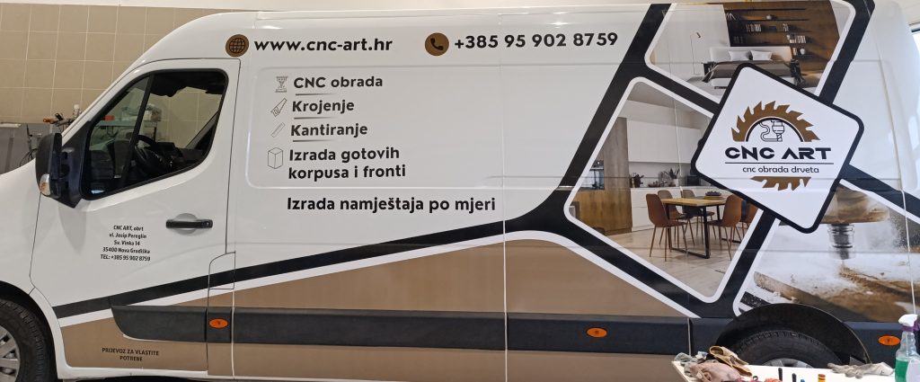 Profesionalno obljepljivanje kombi vozila reklamnom folijom s tiskanim dizajnom i laminacijom