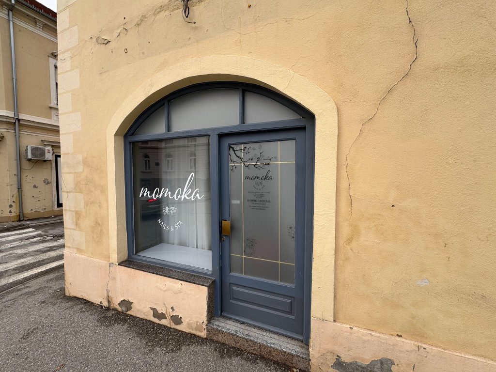 Oslikavanje izloga salona za nokte i spa s logotipom i dekorativnom grafikom na staklu