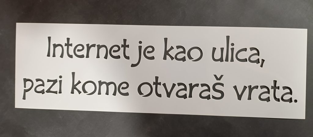 Šablona s personaliziranim natpisom ‘Internet je kao ulica, pazi kome otvaraš vrata’ izrađena za zidni natpis