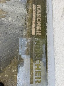 Podna šablona za natpis izrađena za označavanje prostora na betonskoj površini