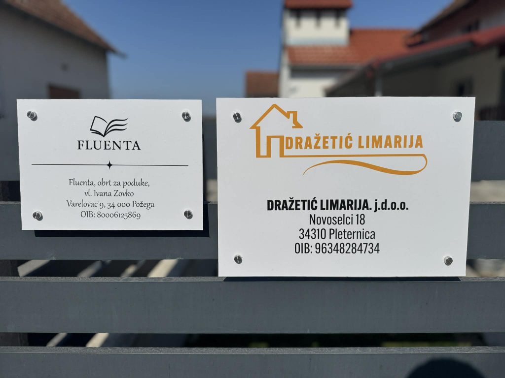 Table za firme montirane na ogradu s distancerima i modernim dizajnom