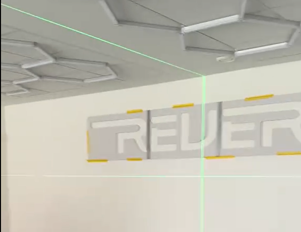 Montaža 3D slova od stiropora na zid pomoću laserskog niveliranja