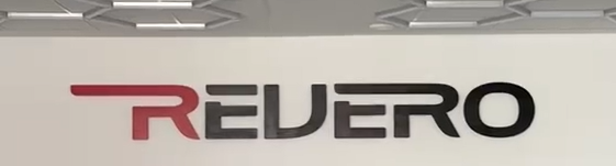 Izrada 3D logotipa od stiropora montiranog na zid