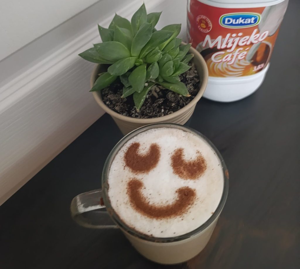 Šablona za kavu s osmijehom na cappuccinu