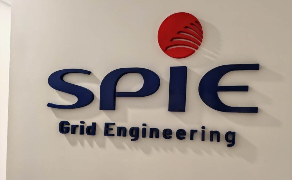 Stiroporna 3D slova i logo SPIE Grid Engineering za uređenje i brendiranje poslovnog prostora.